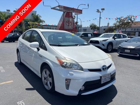 Used 2015 Toyota Prius Five FWD image 2