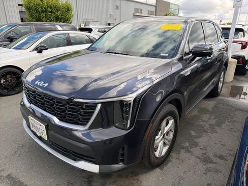 Certified 2025 Kia Sorento LX image 1
