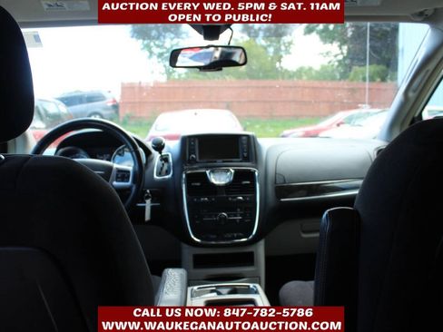 Used 2011 Chrysler Town & Country Touring FWD image 6