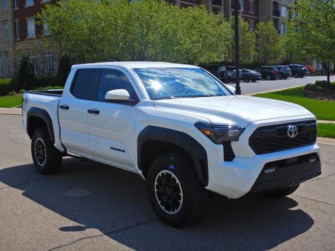 Used 2024 Toyota Tacoma TRD Off-Road AWD/4WD image 3