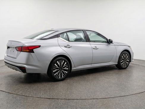 Used 2025 Nissan Altima 2.5 SV FWD image 9