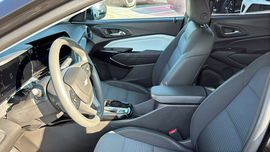 Used 2025 Chevrolet Trax LT FWD image 25