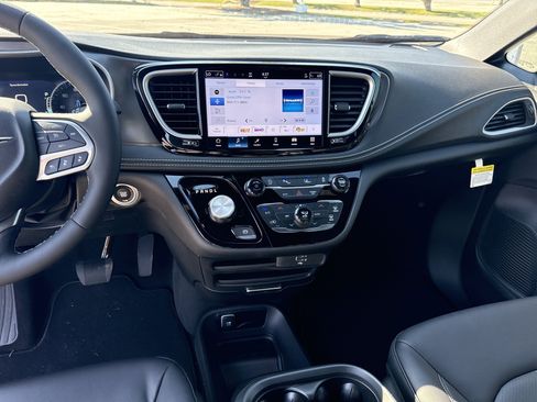 New 2026 Chrysler Pacifica Select image 24