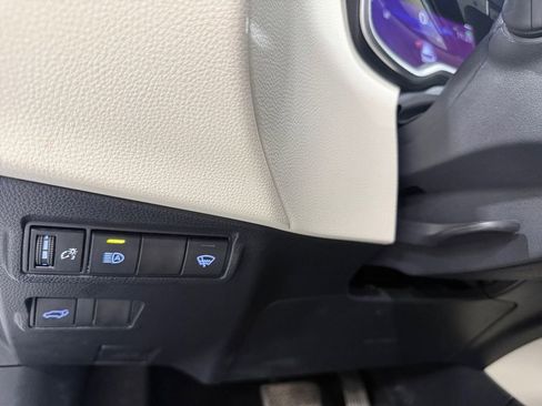 Used 2022 Toyota Corolla Cross XLE image 38