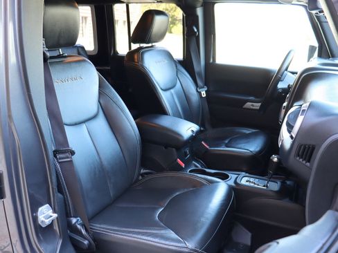 Used 2017 Jeep Wrangler Unlimited Sahara w/ Dual Top Group AWD/4WD image 19