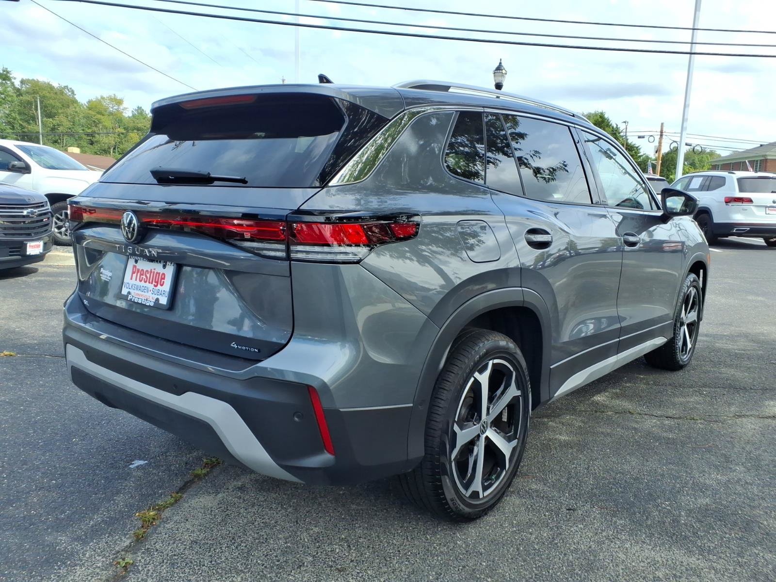 Used 2025 Volkswagen Tiguan SE AWD/4WD image 2