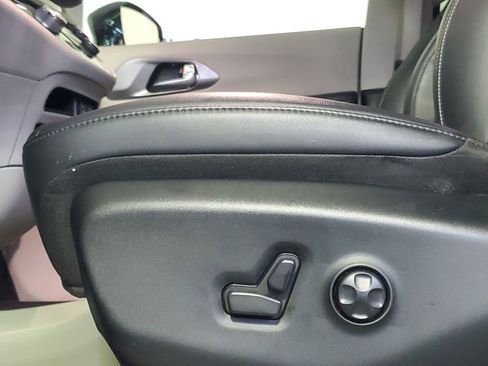 Used 2024 Chrysler Pacifica Touring-L image 17