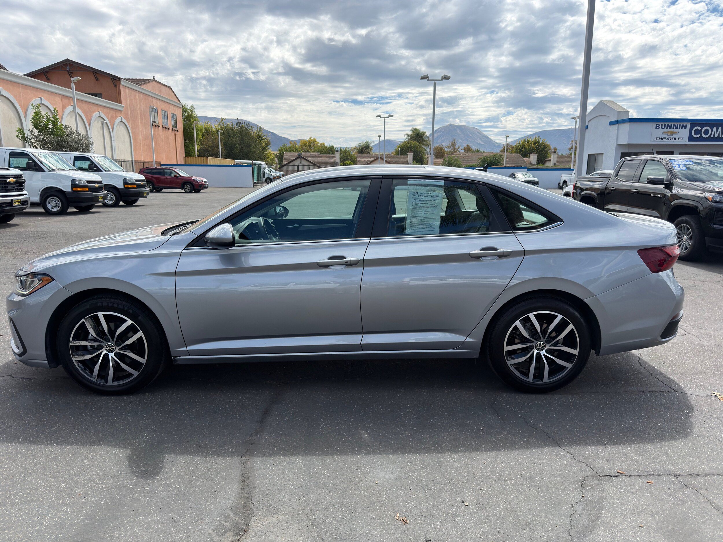 Used 2025 Volkswagen Jetta SE FWD image 5