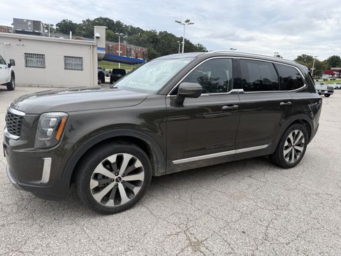 Used 2022 Kia Telluride EX w/ EX Premium Package FWD image 3