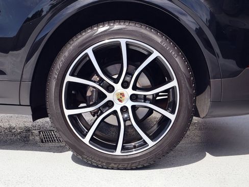 Certified 2023 Porsche Cayenne Platinum Edition image 27