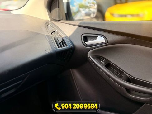 Used 2013 Ford Focus SE FWD image 17
