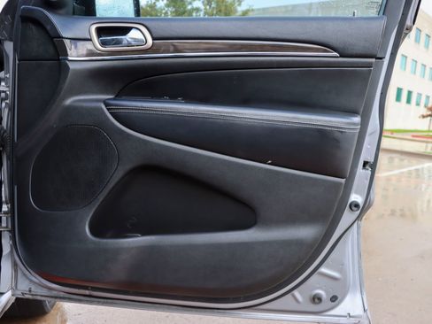 Used 2017 Jeep Grand Cherokee Overland image 9