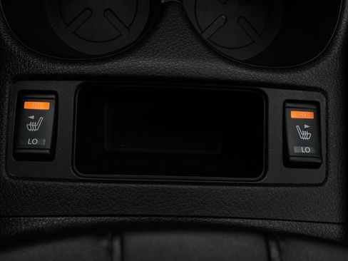 Used 2018 Nissan Rogue SV AWD/4WD image 18