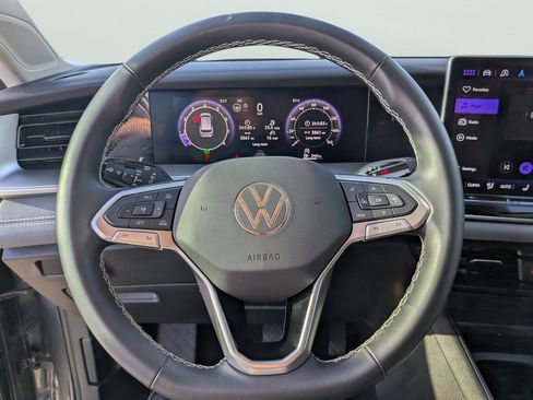 Certified 2025 Volkswagen Tiguan SE FWD image 24