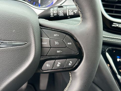 Used 2025 Chrysler Pacifica Limited FWD image 30
