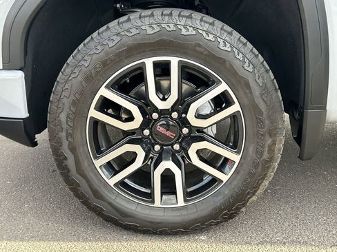 Used 2025 GMC Sierra 1500 AT4 w/ Technology Package AWD/4WD image 33