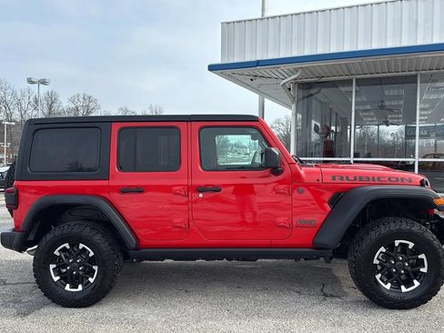 Used 2025 Jeep Wrangler Unlimited Rubicon AWD/4WD image 4