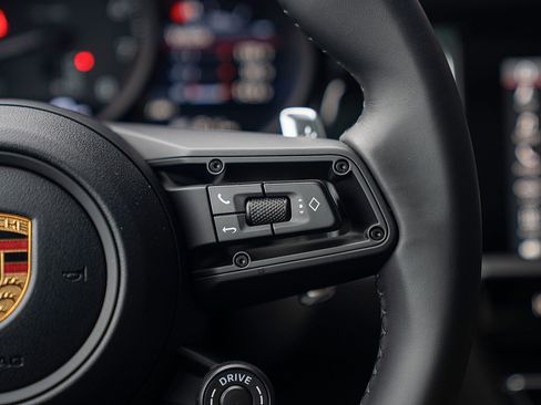 Certified 2026 Porsche Macan AWD/4WD image 8