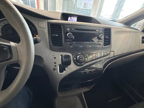 Used 2014 Toyota Sienna SE FWD image 39