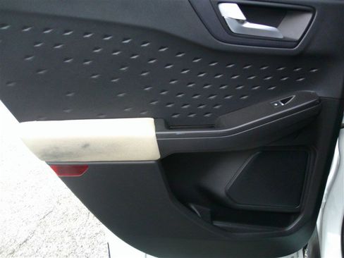 Used 2020 Ford Escape SE image 16