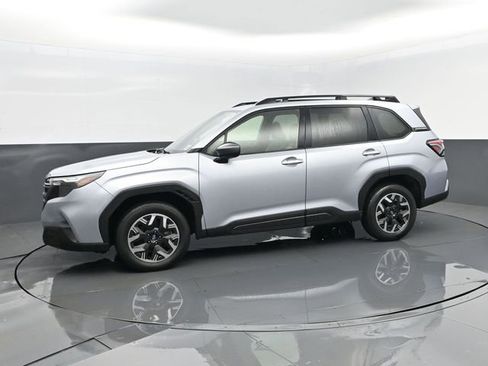 Used 2025 Subaru Forester Premium image 5