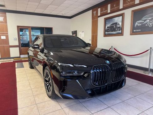 Used 2025 BMW i7 xDrive60 image 3
