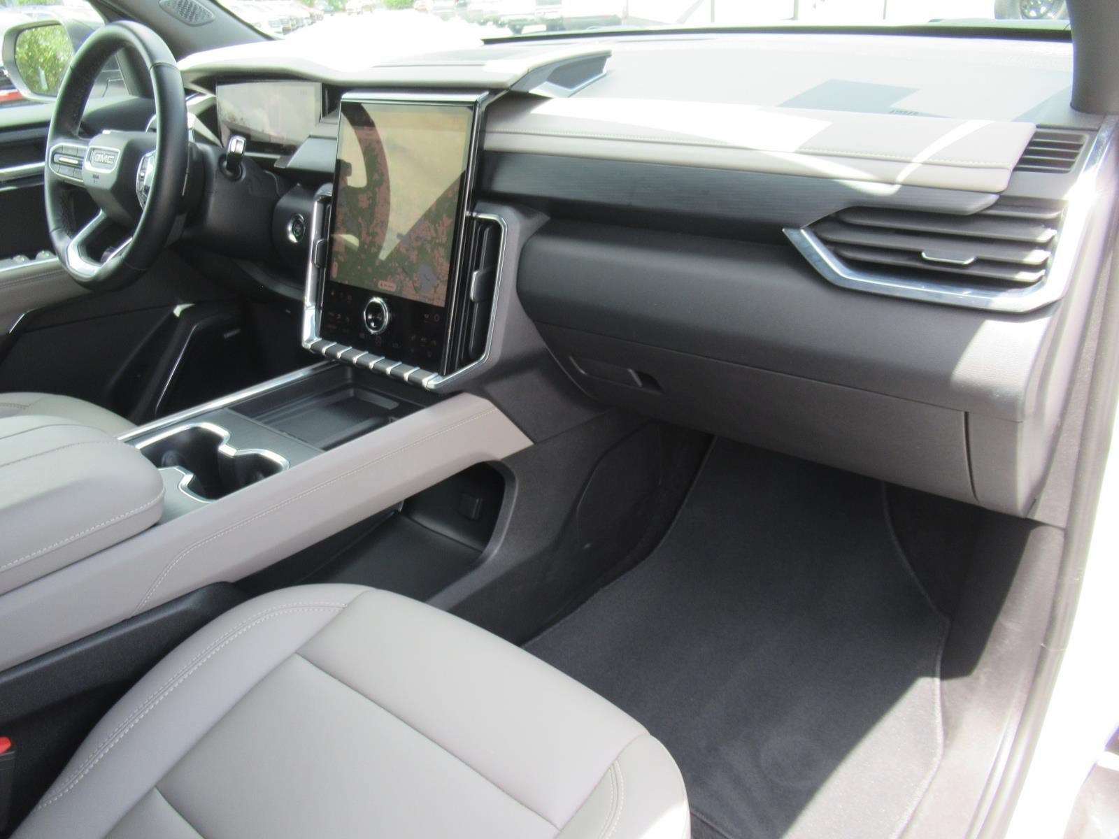 Used 2026 GMC Acadia Elevation w/ Elevation Premium Package FWD image 11
