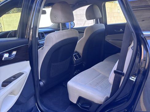 Used 2019 Kia Sorento LX w/ LX Convenience Package image 17