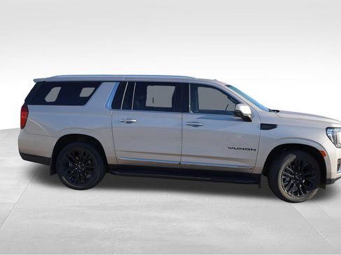Certified 2024 GMC Yukon XL SLT w/ SLT Premium Package AWD/4WD image 2