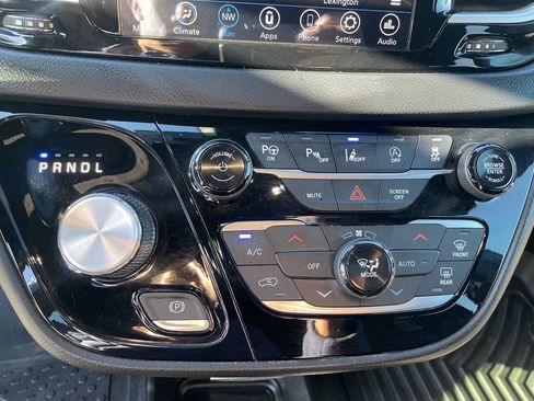 Used 2020 Chrysler Pacifica Touring w/ Advanced Safetytec Group image 23