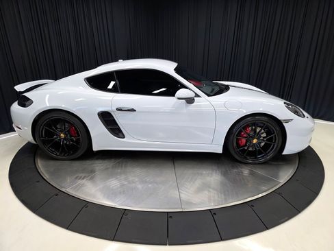 Used 2017 Porsche 718 Cayman RWD image 13