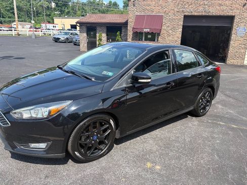 Used 2016 Ford Focus SE w/ Equipment Group 201A FWD image 9