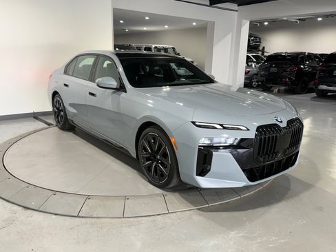 Used 2023 BMW 760i xDrive AWD/4WD image 8