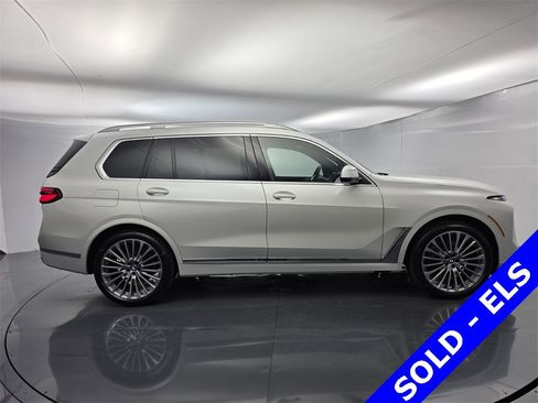 Used 2024 BMW X7 xDrive40i w/ Executive Package image 3
