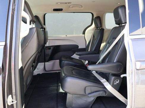 Used 2023 Chrysler Pacifica Touring-L FWD image 10