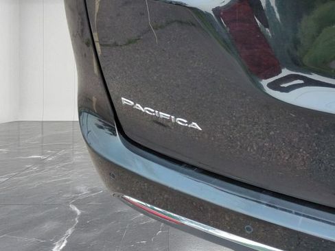 Used 2024 Chrysler Pacifica Touring-L FWD image 31