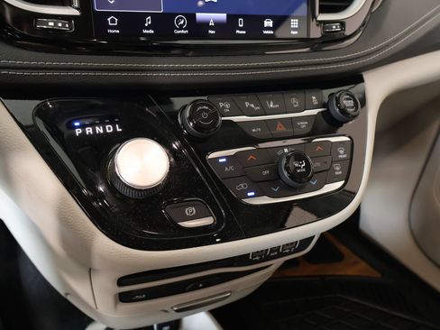 Used 2021 Chrysler Pacifica Touring-L w/ Uconnect Theater Family Group FWD image 9