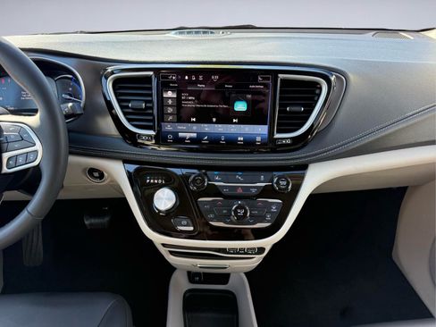 Used 2023 Chrysler Pacifica Touring-L FWD image 23