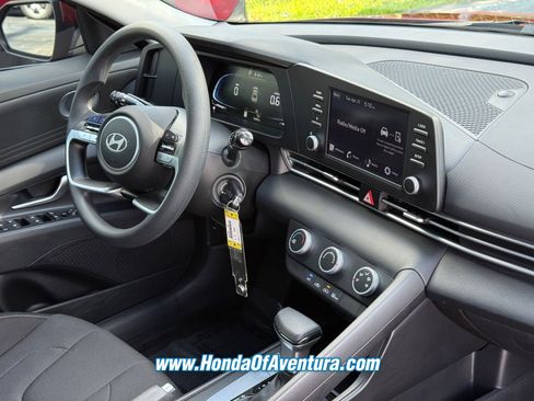 Used 2024 Hyundai Elantra SE FWD image 11