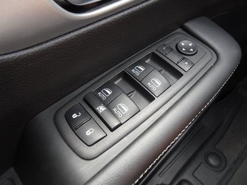 Used 2024 Chrysler Pacifica Limited w/ Uconnect Theater Family Group FWD image 26