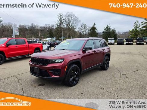 Used 2023 Jeep Grand Cherokee Altitude image 3