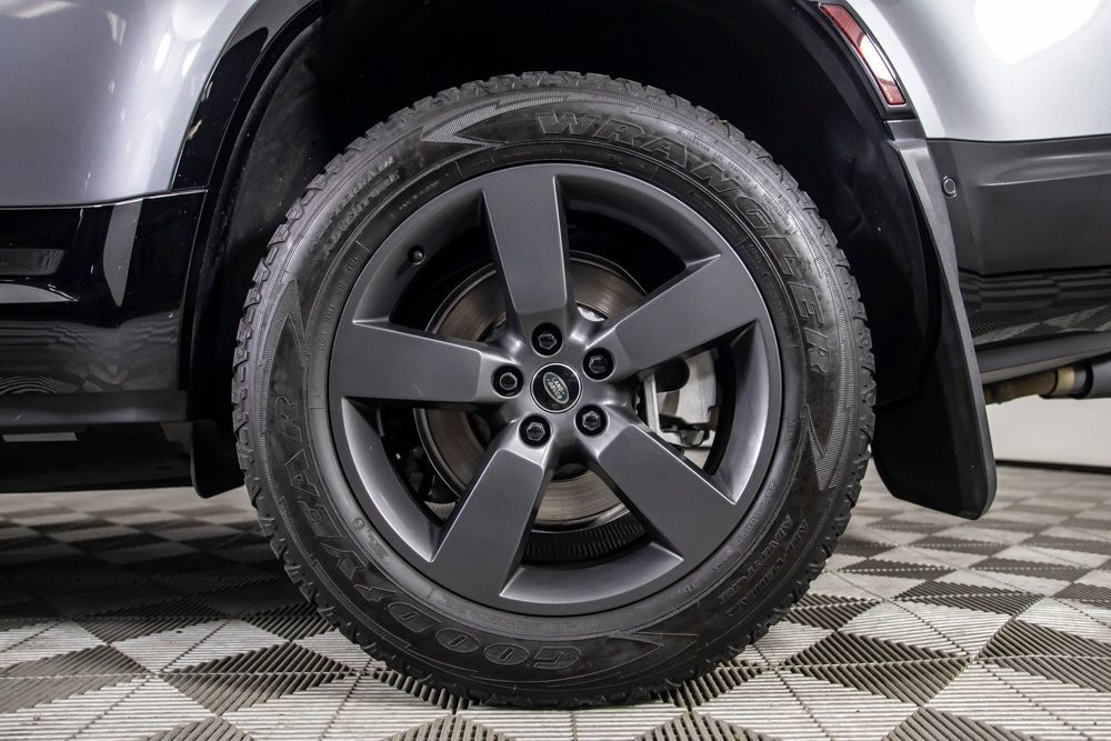 Used 2024 Land Rover Defender 130 X-Dynamic SE AWD/4WD image 43