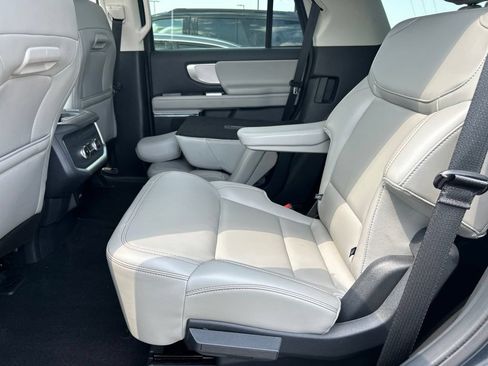 Used 2025 Ford Expedition Active RWD image 8