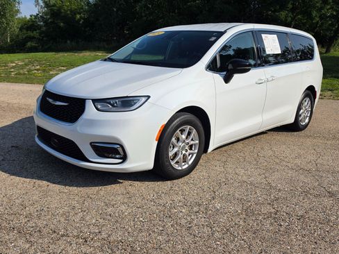 Used 2024 Chrysler Pacifica Touring-L FWD image 12