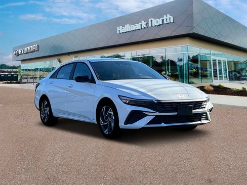 Used 2025 Hyundai Elantra Sport FWD image 11