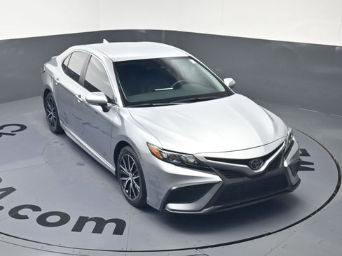 Used 2024 Toyota Camry SE image 30