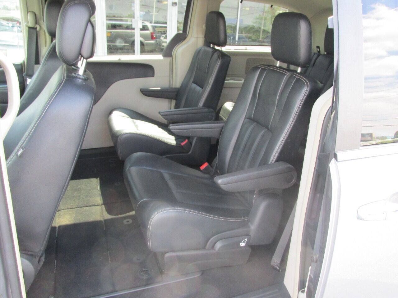 Used 2015 Chrysler Town & Country Touring w/ Driver Convenience Group FWD image 15