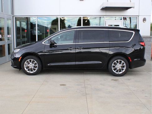 Used 2021 Chrysler Pacifica Touring-L w/ Premium & Safety Sphere Group AWD/4WD image 5