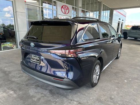 Certified 2025 Toyota Sienna XLE FWD image 7