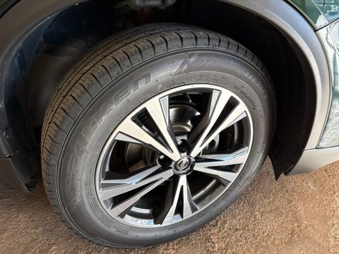 Used 2019 Nissan Rogue SV w/ Premium Package AWD/4WD image 17